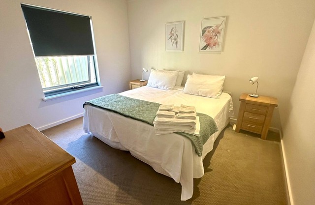Millie's Apartment - Prime Location - Steps from Town, Beach, and Jetty!