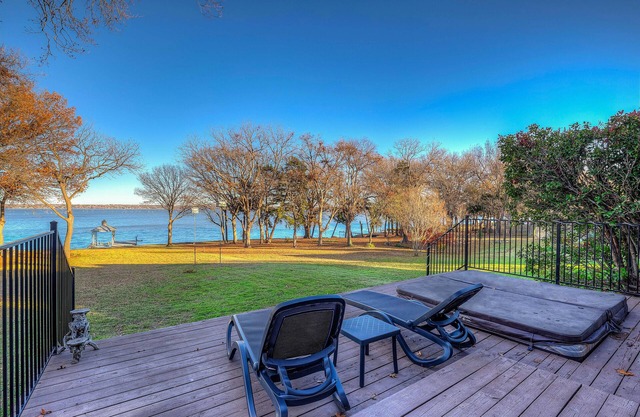 Million Dollar Lake house with Hot tub, King bed Fast Wi-Fi