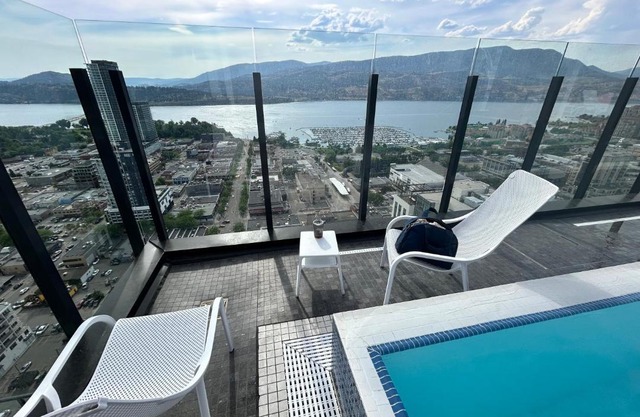 Million-Dollar View 1 bedroom with private bathroom with access to 34th floor lounge in Downtown Kelowna