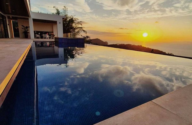 Million-Dollar Views: Luxe Villa w/Ocean, Mountain Views, King Suites & Hot Tub