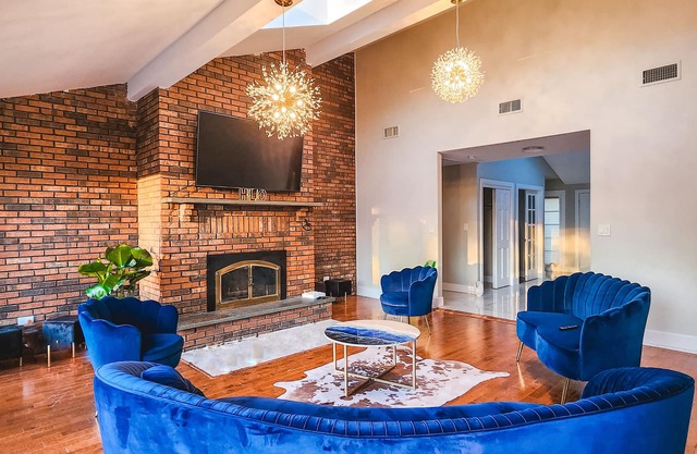 Millionare Mansion w/Lrg Hot Tub on 1.5 Acres - fun activities all around!