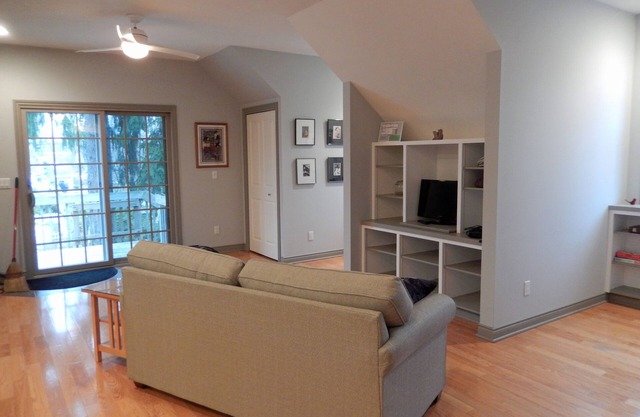 Mim’s Place Clean, Close and Convenient Apartment "On the Hill" in Saugatuck