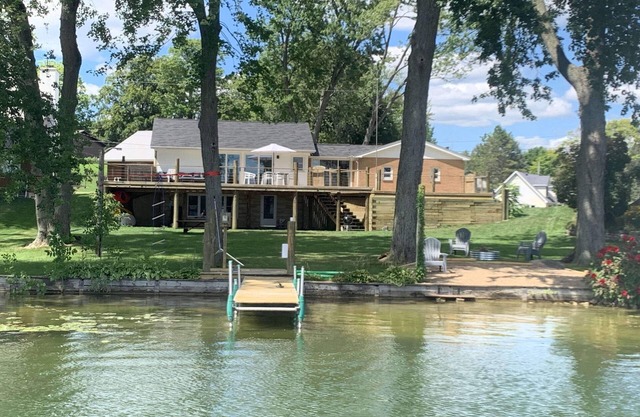 Miner Lake Lakefront Beach Cottage for Family Fun