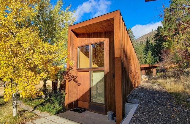 Miners Refuge - Mazama retreat with mountain views