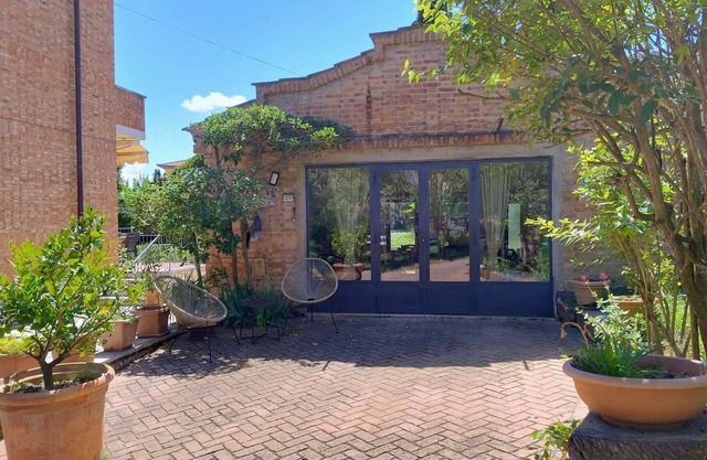 mini house with park, in the province of Siena, btw Valdichiana and Val d'Orcia