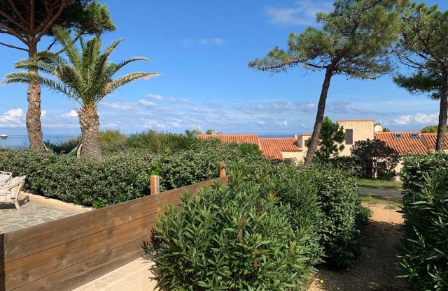 Mini villa climatisée - Vue mer - Mer à 50 m - Jardin et 2 terrasses 300 m2