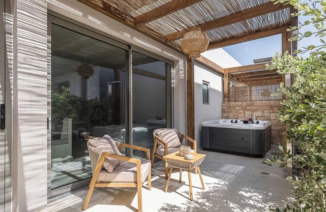 Minimal Hideaway with Jacuzzi