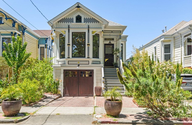 Minimalistic Garden Level 1B/1B Victorian Cottage in Alameda