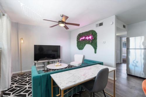 Mins 2 Downtown - King Bed - Private Stays