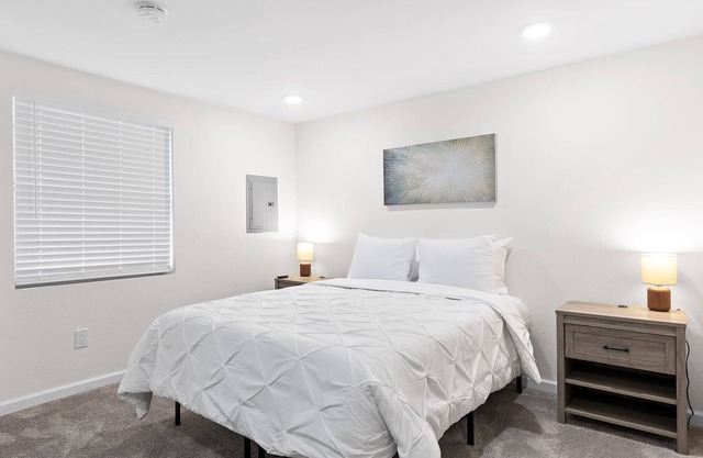 Mins from Zoo & Downtown! Laurel Lounge, Two Apts!