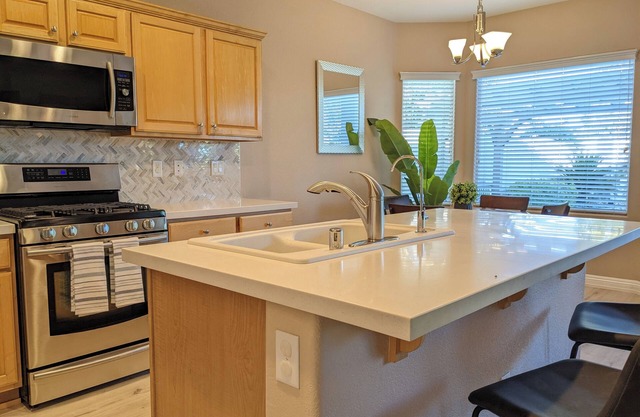 >Mins to Downtown Summerlin Single House One Floor 4bed2bath Huge Backyard!
