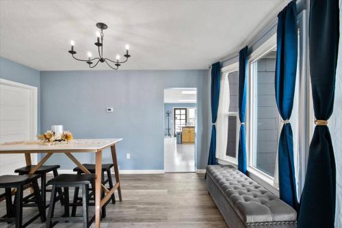 Mins To Dwntwn & Arena Backyard BBQ King Bed