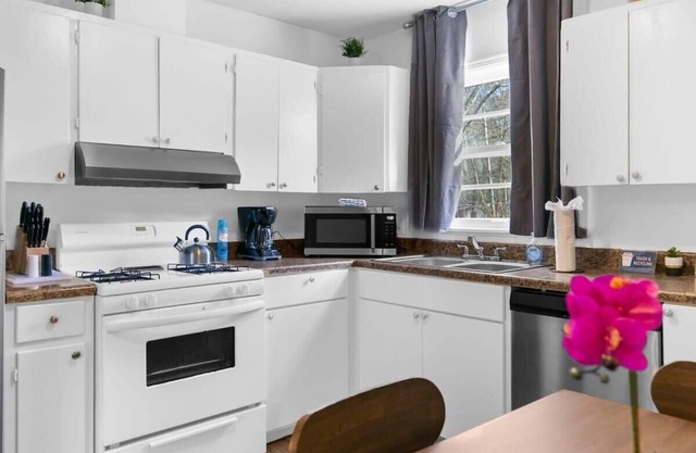 Mins to Hospital, Airport, & Dining- Rooms on Rose