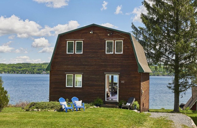 Mint Private Lakefront Skaneateles, 4BR/2 Bath w/50ft Lake Frontage w/Dock