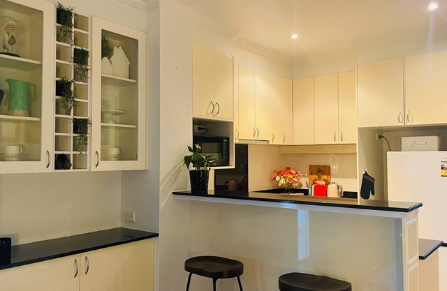 Minutes drive or Walk to scenic Melbourne beaches or bars and restaurants