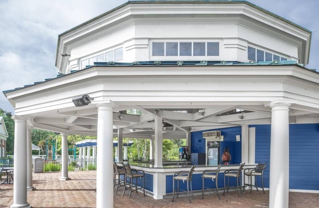 Minutes from Colonial Williamsburg Attractions! 2 Serene Units, Kitchen, Pool