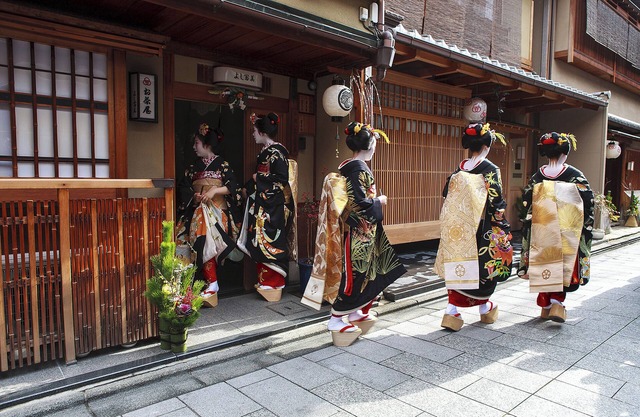 MINUTES FROM GION, BEAUTIFULLY RENOVATED JAPANESE TOWNHOUSE