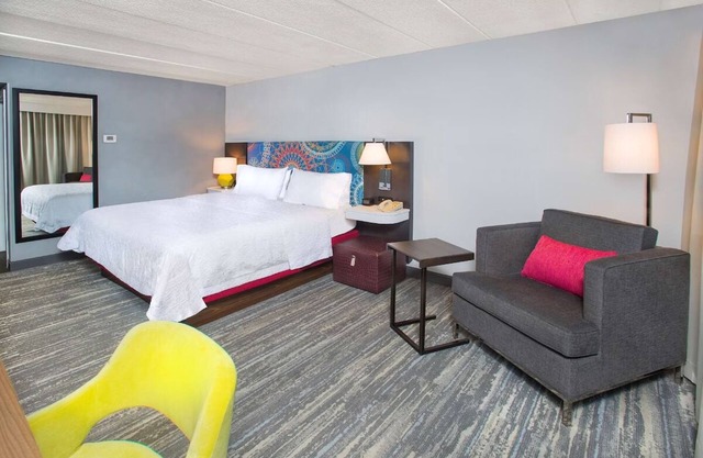 Minutes from History: 2 Relaxing Units w/Free Breakfast Near Downtown Annapolis