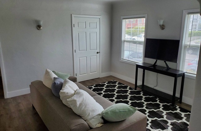 Minutes from Napa and SF. 2 bedroom house with bay views
