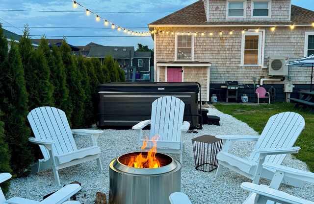 Misquamicut Beach Cottage. 3BR in Westerly with Beach passes, hot tub, WiFi & AC