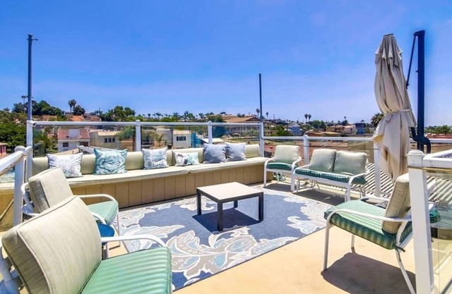 Mission Bay Studio w Ocean Views from Rooftop Deck