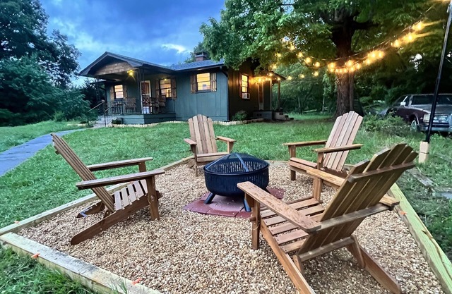 Misty Mountain Cozy & Stylish 2BR Cabin w/Fire Pit near River & Attractions