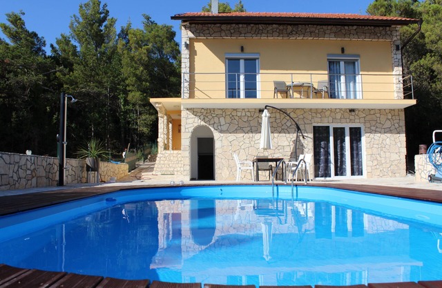 mit Pool in Ruhigem Waldstück