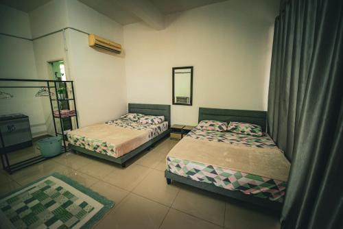 MKB Homestay - Landed Studio room with 2 Queen bed and Free gated Parking