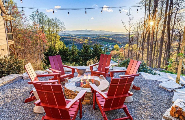 Mntn & Asheville Views! Movie Theater! Game Rm! Hot Tub! Fire Pit! Pets Welcome!