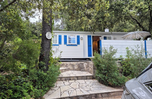 Mobile home a cocoon of greenery at Domaine du Pin de la Lègue