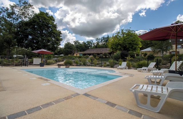 Mobile Home 'La Truffière' with Shared Pool, Private Terrace and Private Garden