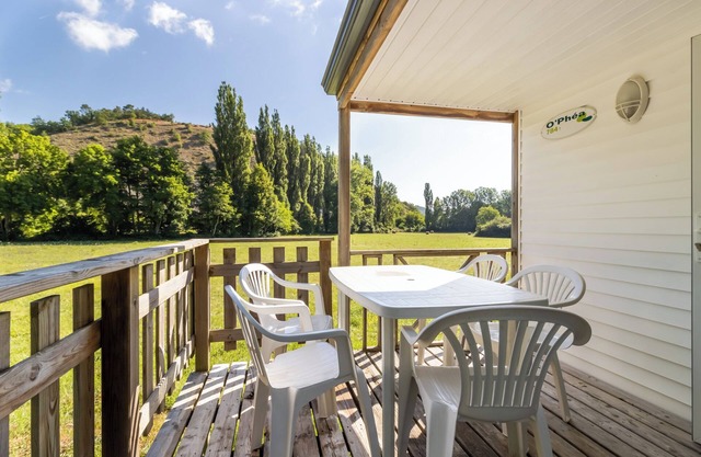 Mobile Home 'Le Panoramique' with Shared Pool, Private Terrace and Wi-Fi