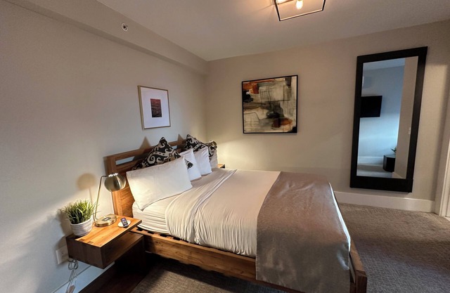 Modern 1 Bed/1 Bath (sleeps 3) Dog friendly with parking on historic Pelham St.