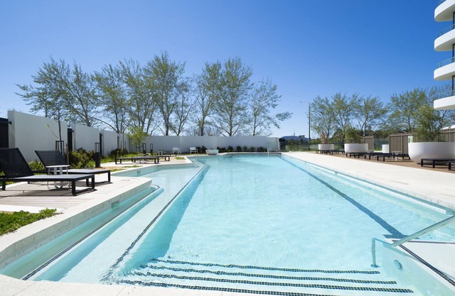 Modern 1-Bed Apartment With Parking, Pool and Gym