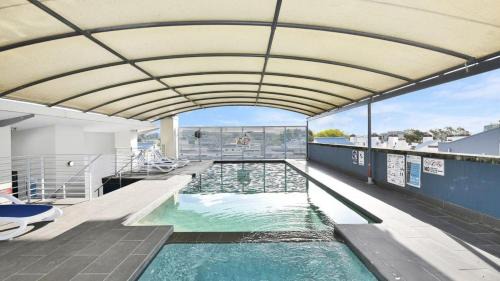 Modern 1-Bed Apartment with Pool, Gym & Parking