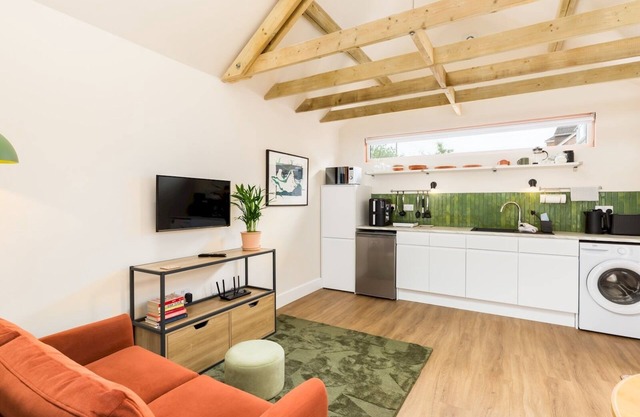 Modern 1Bed Studio with Parking, Leamington Spa | Pass the Keys