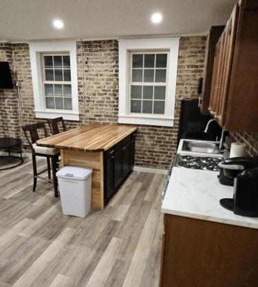 Modern 1BR Apartment in GREAT Location Unit 203