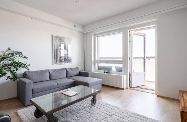 Modern 1BR Apt with Amazing Views, Balcony & Sauna