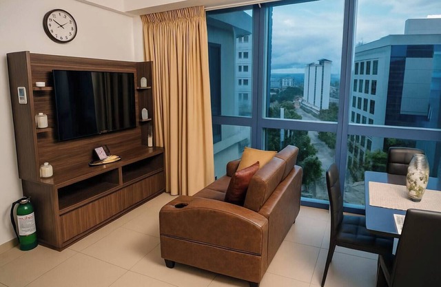 Modern 1BR Corner Unit, Pool & Gym Overlooking Cebu City Skyline - Cebu IT Park