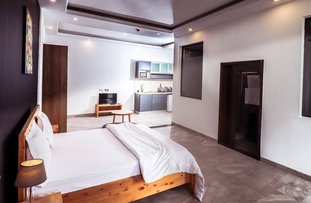 Modern 1BR serviced apartment w/balcony