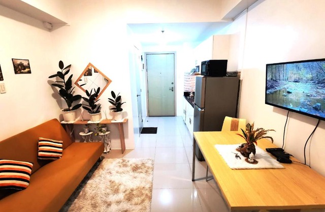 Modern 1BR with balcony and 100mbps wifi