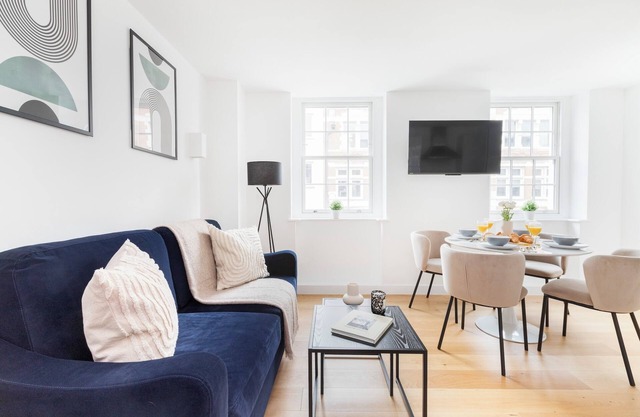 Modern 1BR with Balcony by Soho