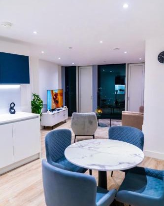 Modern 2 Bed Penthouse with Stunning views in Manchester City Center