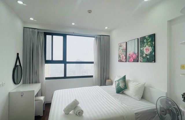 Modern 2 bedroom apartment with bathtub - Vinhomes D'Capitale
