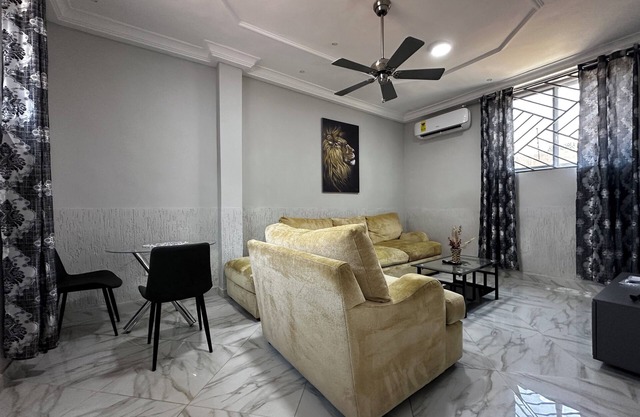 Modern 2-Bedroom Apartment Near Beach - Rose Villa Accra Suite G2