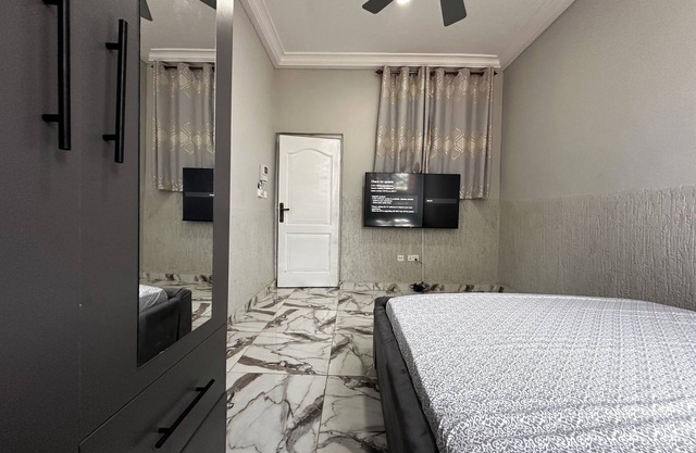 Modern 2-Bedroom Apartment Near Beach - Rose Villa Accra Suite G3