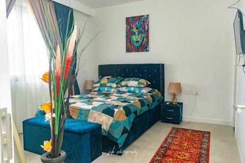 Modern 2 Bedroom Apartment at Airport - 24 7 Security, Pool, Gym, Rooftop, Free Parking, Free Airport Pickup for Long Stay,Opposite Kozo Restaurant