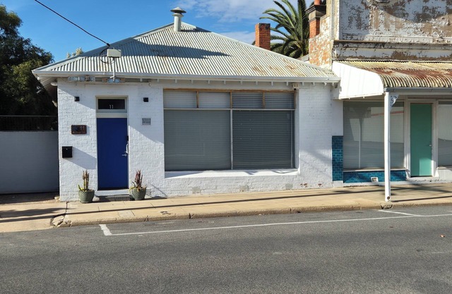 Modern 2 bedroom cottage in historic setting