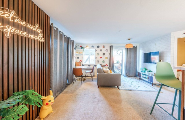 Modern 2 Bedroom Belltown Condo w/Free Parking