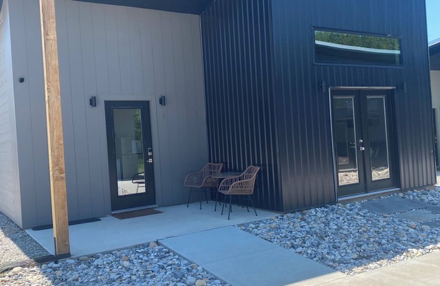 Modern 2-bedroom cottage in tranquil downtown Mount Vernon!